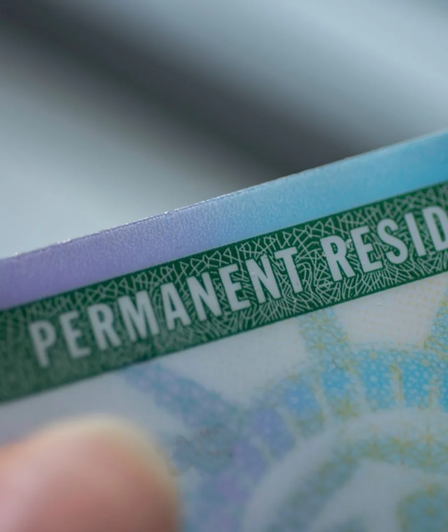 Una tarjeta de residencia permanente (green card), la llave a la residencia en los Estados Unidos