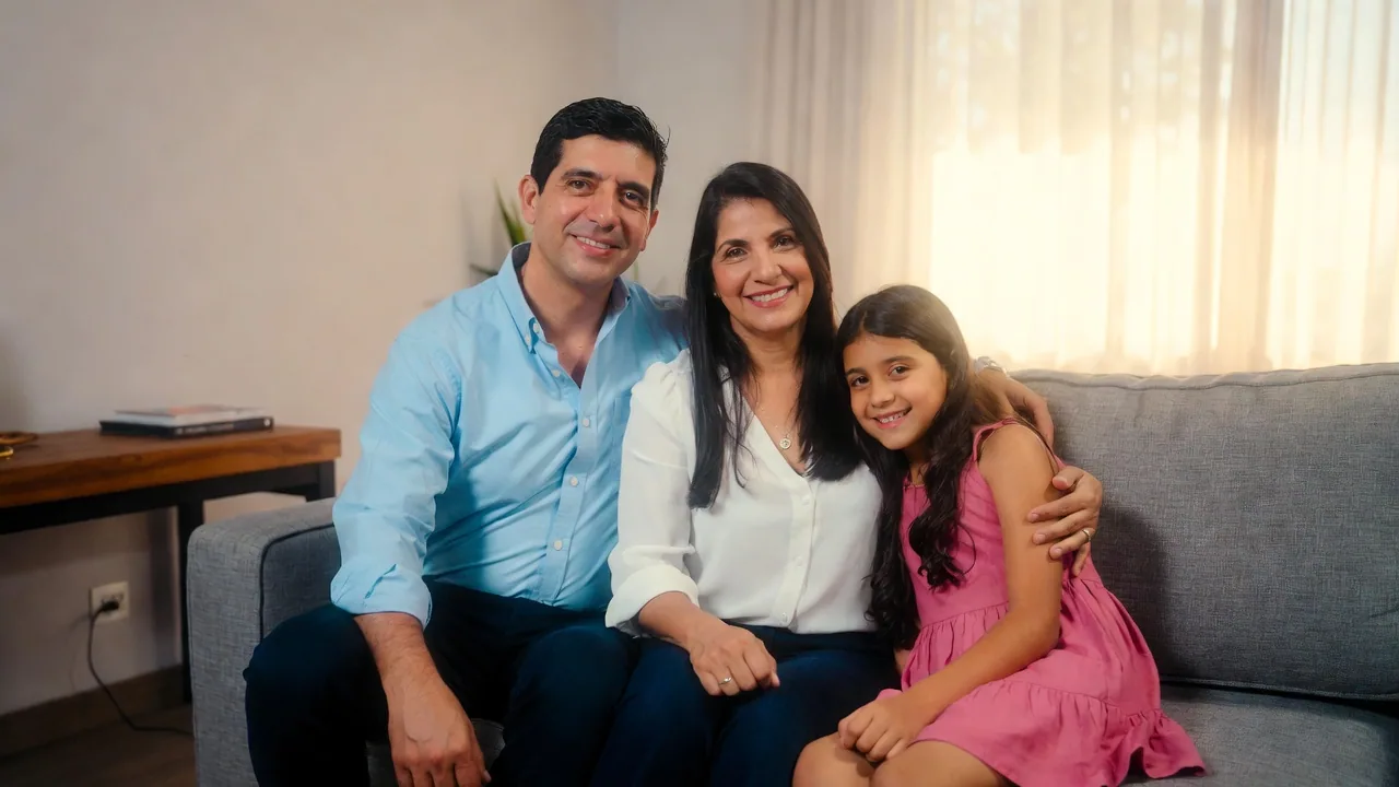 Familia reunida en el salón revisando su plan patrimonial